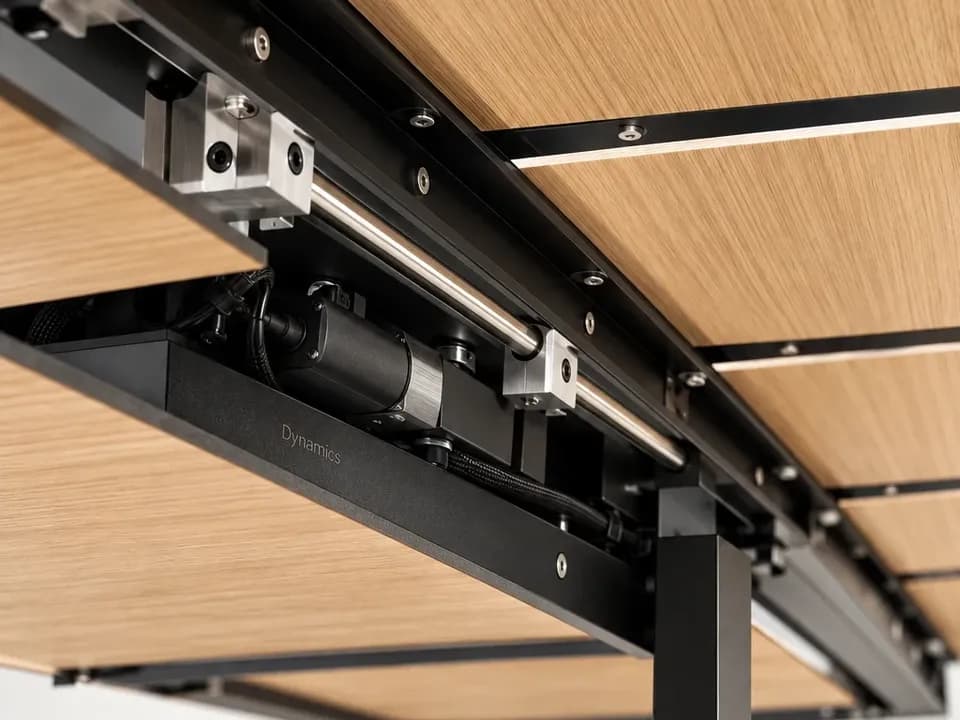 Dynamics Drive: motor and mechanism under the table top